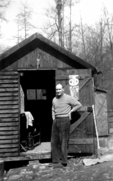 Ross devant sa hutte à Spielplatz, St.Albans, Herts