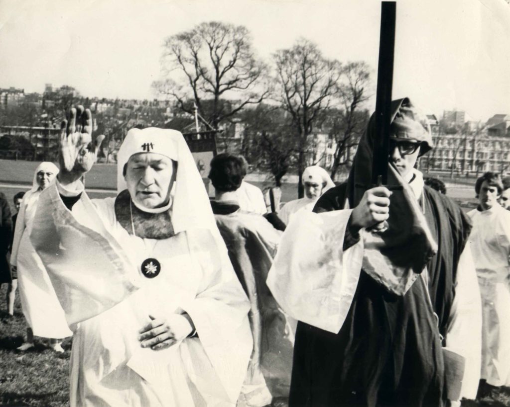 Ross Nichols donne la paix aux Quatre Directions lors de la cérémonie de l'équinoxe de printemps de l'Ordre en 1967,Parliament Hill, Highgate